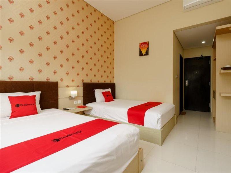 Reddoorz Plus Near Sangkareang Park Ματαράμ Εξωτερικό φωτογραφία